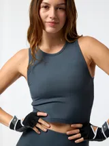 Top deportivo de canalé color gris oscuro, con diseño sin mangas, cuello redondo y top integrado.