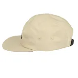 Gorro tipo 5-panel color beige con textura cuadriculada y parche frontal con el logo de Independent en letras blancas sobre fondo negro.