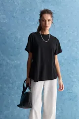 Remera Casentino de manga corta y cuello redondo, de corte amplio y asimétrico con diseño cruzado en el frente.