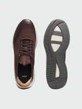 Zapatillas deportivas Boss modelo TTNM EVO_SLON, confeccionadas en una combinación de malla técnica y cuero. Presentan un diseño en tono marrón oscuro con suela de plataforma en color crema y detalles en cuero liso y gamuza.