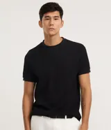 Remera de manga corta para hombre de la marca Marfinno, color negro, con cuello redondo y diseño de textura vertical acanalada.