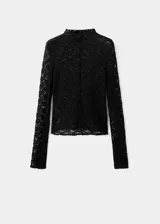 Top de encaje negro con cuello perkins, diseño entallado y manga larga.