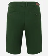 Bermuda masculina de sarga color rosa, corte slim, con bolsillos laterales y cierre con botón y cremallera.