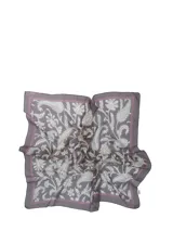 Pañuelo cuadrado de seda natural 100%, color gris y rosado con diseño estampado de estilo paisley y floral.