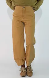 Pantalon de gabardina color beige, de corte holgado y estilo cargo con costuras reforzadas en el ruedo.