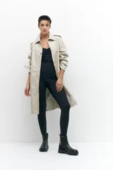 Mono deportivo negro de lycra, con breteles anchos y escote en V.