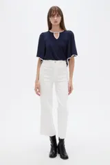 Pantalón jean blanco de corte recto y tiro alto con terminación deshilachada en el Isodelo.