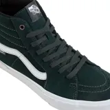 Zapatillas Vans Sk8-Hi color verde oscuro con detalles en blanco, de caña alta y suela blanca con base marrón.