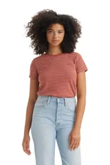 Remera Levi's de algodón color marsala con rayas horizontales blancas, cuello redondo y logo pequeño bordado en el pecho.