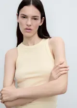Musculosa de canalé color amarillo claro, con cuello redondo y diseño entallado al cuerpo.