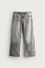 Jeans flare fit de denim de algodón en color gris con efecto lavado. Presentan diseño de cinco bolsillos, tiro medio y cierre frontal con cremallera y botón.