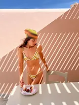 Bottom de bikini colaless con reguladores a los laterales y forro.