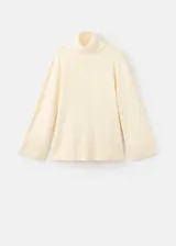 Jersey de punto de cuello alto, con diseño recto, mangas largas y aberturas laterales en el ruedo.