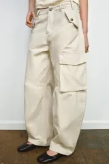 Pantalón cargo de tiro medio confeccionado en algodón, con cintura con trabillas, bolsillos delanteros y bolsillo de plastrón con solapa en la pierna.
