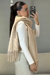 Bufanda de tejido de punto en color beige melange, con diseño rectangular y terminaciones con flecos en los extremos.