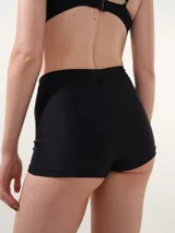 Short de baño de tiro alto con estampado animal print tipo leopardo, forrado en su interior y con banda elástica en la cintura.