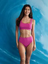 Bikini de dos piezas color magenta, con top de tirantes anchos y escote cuadrado, y bombacha de tiro alto con diseño acanalado.