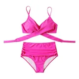 Bikini de dos piezas color fucsia. El top presenta un diseño cruzado en el frente con breteles finos ajustables, mientras que la bombacha es de tiro alto con detalle de frunces laterales.