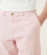 Bermuda de hombre en lino color gris claro, de corte recto, con textura discreta, bolsillos laterales y cierre frontal con botón y cremallera.