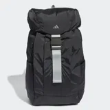 Mochila deportiva Adidas Gym HIIT, color negro, con cierre superior tipo saco y correa frontal ajustable con hebilla de plástico gris claro. Presenta el logo de Adidas en la solapa superior.
