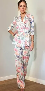 Conjunto de dos piezas con estampado floral en tonos pastel, compuesto por un blazer cruzado con lazo ajustable en la cintura y un pantalón de corte fluido y recto.