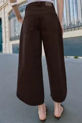 Jeans de tiro alto con diseño balloon, pernera ancha y corta, y bajo asimétrico. Cuenta con cinco bolsillos y cierre frontal con cremallera y botón.