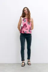 Top rosado con estampado de palmeras y flores, con escote halter y espalda descubierta.