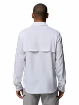 Camisa de manga larga Columbia, modelo Silver Ridge Utility, color blanco, con bolsillos frontales con solapa y cierre de velcro. Cuenta con protección solar y tejido transpirable.