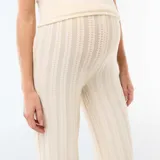 Pantalón de maternidad de punto con diseño de rayas sutiles en color blanco, corte recto y holgado, ideal para la comodidad durante el embarazo.