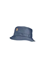 Gorro tipo bucket color gris oscuro con logo de la marca Fjällräven bordado en el frente.