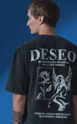 Remera de algodón premium con efecto nevado, corte oversize y cuello redondo. Presenta una estampa gráfica en color blanco en la espalda que incluye la palabra 'DESEO', una ilustración de una rosa y una figura alada, junto con frases poéticas.