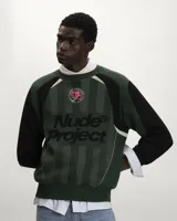 Suéter de punto Nude Project con diseño inspirado en camisetas de fútbol retro. Presenta un patrón de rayas verticales en tonos verde, negro y gris, con el logo de la marca en gran tamaño y una rosa bordada en el pecho. Posee cuello redondo acanalado y mangas largas con puños elásticos.