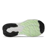 Championes de running New Balance modelo 1080 V12 para dama, color blanco con detalles en celeste y negro. Confeccionados con tecnología Fresh Foam X en la entresuela y empeine Hypoknit.