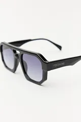 Lentes de sol con marco geométrico negro y lentes con degradé azul.