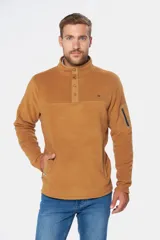 Buzo térmico de polar en color azul marino, con cuello alto y cierre frontal parcial mediante broches. Presenta bolsillos laterales con cierre y un bolsillo adicional con cierre en la manga izquierda.