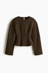 Top de manga larga de punto interlock pesado color marrón, con hombros caídos, escote redondo, pinzas moldeadoras en la cintura y bajo acampanado.