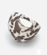 Gorra de sarga con estampado animal print de vaca, modelo dad hat con visera curva y ajuste trasero. Confeccionada en algodón sostenible.