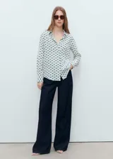 Camisa de manga larga con estampado geométrico, cuello camisero y cierre delantero de botones ocultos con tapeta.