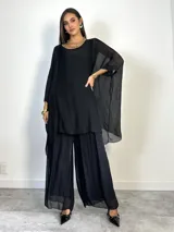 Vestido tipo remerón de seda italiana, color azul marino, con diseño holgado, cuello redondo y mangas amplias tipo murciélago.