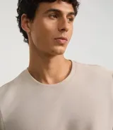Remera de corte slim confeccionada en algodón acanalado, con cuello redondo y mangas cortas. Presenta un diseño básico y versátil con textura de rayas en relieve.
