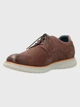 Zapato de vestir tipo derby para hombre, confeccionado en cuero marrón con detalles de perforaciones brogue en los laterales. Cuenta con cordones al tono, suela de goma clara con detalle en color naranja y forro interior azul.
