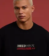 Remera negra de algodón con estampa en la espalda de un edificio de estilo japonés con un dragón enrollado y la inscripción "Inked Yokai".