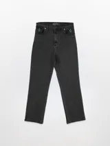Pantalón de jean negro con corte recto, tiro alto y bolsillos delanteros con bordado de estrella verde.