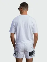 Short de baño Diesel modelo Mario-34-D-Core, color negro, de corte corto, con cintura elástica ajustable mediante cordón y estampa grande con el logotipo de la marca en la pierna izquierda.