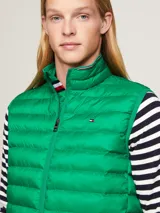 Chaleco verde acolchado con cierre de cremallera, cuello alto y logo de Tommy Hilfiger bordado en el pecho.