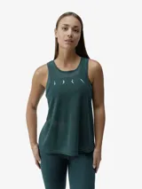 Musculosa deportiva de tejido de malla ligero y transpirable, con logo reflectante en el pecho y diseño holgado.
