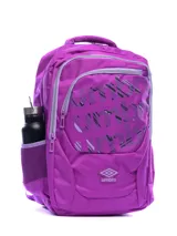 Mochila Umbro color fucsia con detalles en gris claro, logo de la marca en el frente y estampado abstracto en tonos violetas. Cuenta con múltiples compartimentos con cierre y bolsillos laterales de malla.