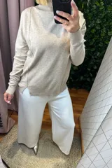 Pantalón palazzo de tejido de punto en color blanco, con corte amplio y tiro alto. Presenta una cintura elástica cómoda y una caída fluida que aporta movimiento a la prenda.