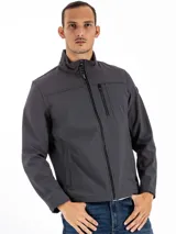 Campera gris de corte clásico, con cuello alto, cierre frontal con cremallera, bolsillo vertical con cremallera en el pecho y logo de Calvin Klein bordado en el cuello.