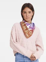 Pañuelo cuadrado de seda Longchamp con diseño estampado multicolor que incluye motivos florales y letras con la marca.